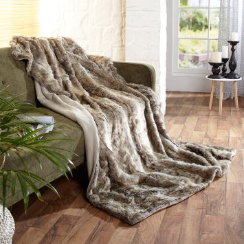 Couverture en fausse fourrure aspect « loup »