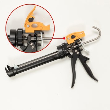 Pistolet à cartouche avec dispositif de coupe