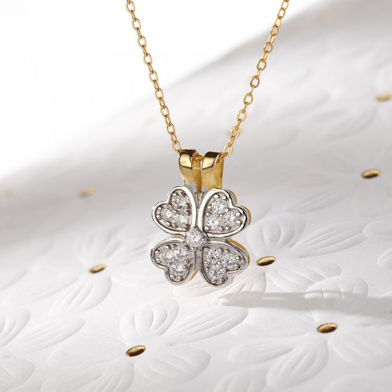 Collier avec feuille de trèfle 