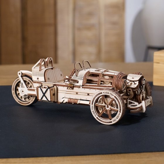 Maquette en bois véhicule à trois roues 
