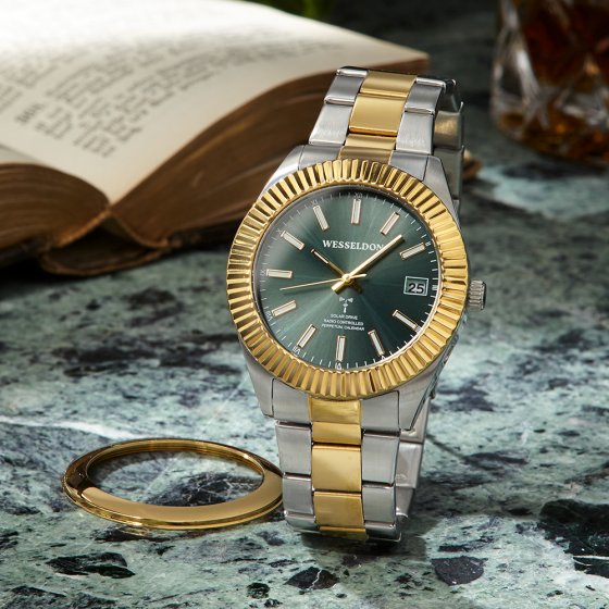 Radiogestuurd horloge op zonne-energie met verwisselbare lunette 