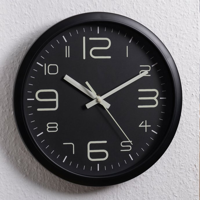 Oplichtende en geluidloze wandklok