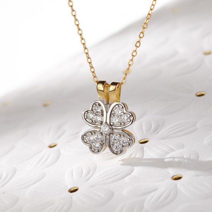 Collier avec feuille de trèfle