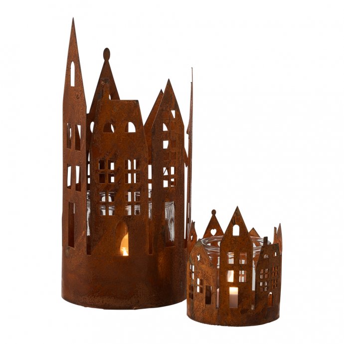 Roestig huisje met kaarsglas