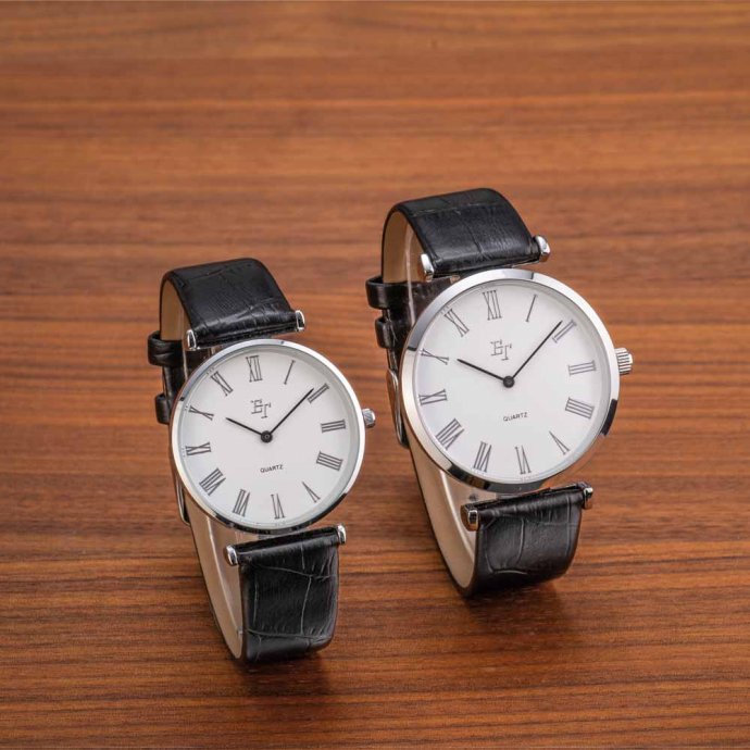 Deux montres classiques assorties