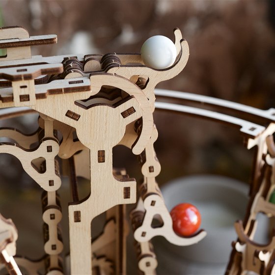 Maquette en bois circuit à billes en chaîne 