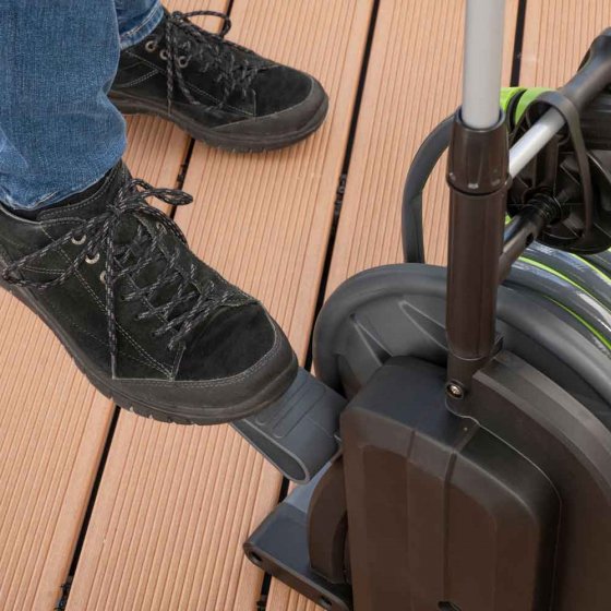 Enrouleur de tuyau à pédale 