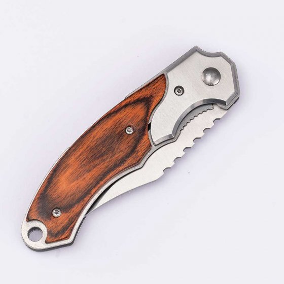 UN COUTEAU DE POCHE AVEC LAMPE 