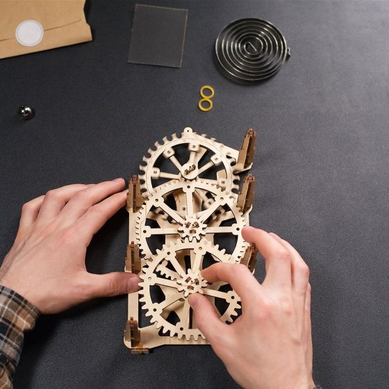 Maquette en bois d'horloge-moteur 