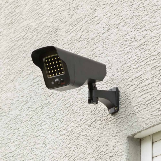 Op afstand bestuurbare cameradummy op zonne-energie 