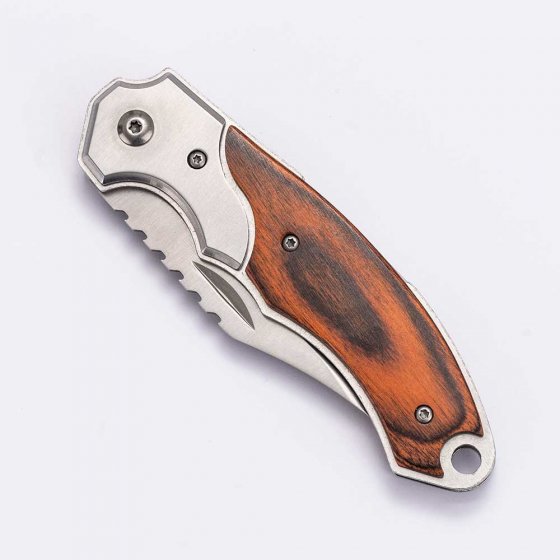 UN COUTEAU DE POCHE AVEC LAMPE 