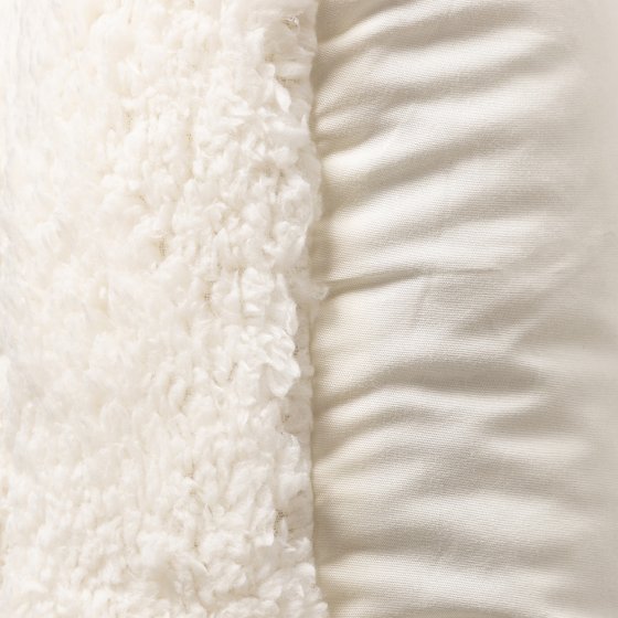 Oreiller aspect peau d’agneau 