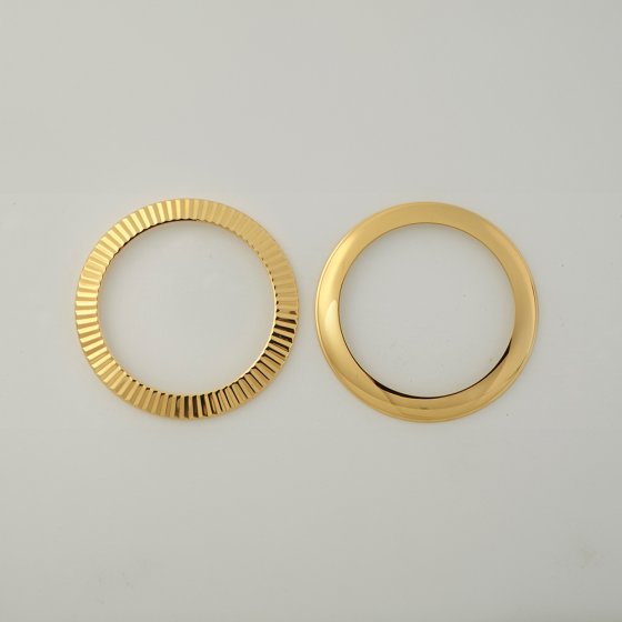 Radiogestuurd horloge op zonne-energie met verwisselbare lunette 