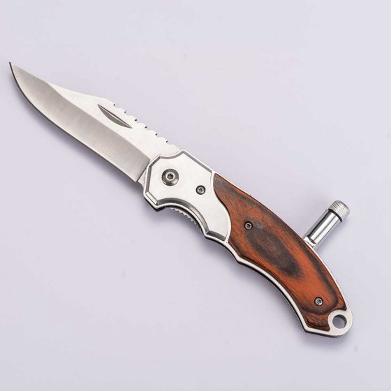 UN COUTEAU DE POCHE AVEC LAMPE 