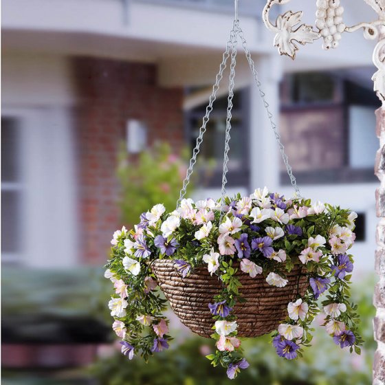 Panier suspendu de pétunias 