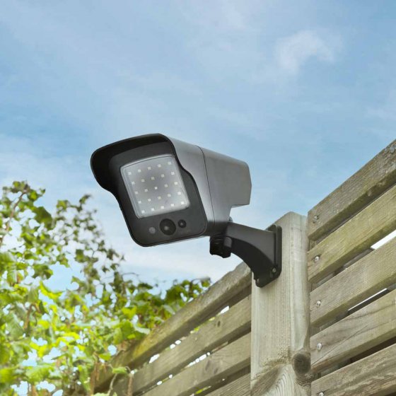 Op afstand bestuurbare cameradummy op zonne-energie 