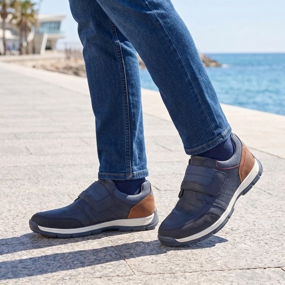 Chaussures sportives à patte auto-agrippante 