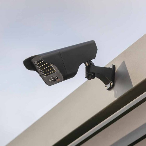 Op afstand bestuurbare cameradummy op zonne-energie 