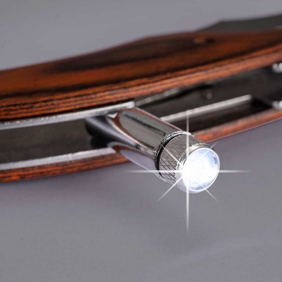 UN COUTEAU DE POCHE AVEC LAMPE 